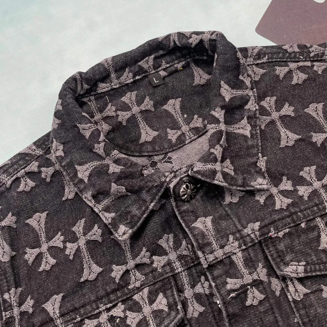 🅿️270 🔘Model No.-KL316 🔘Cro Heart𝐂𝐡𝐫𝐨𝐦𝐞 𝐇𝐞𝐚𝐫𝐭 CH All-over Printed Jacquard Denim Jacket* 2024 Autumn's original work - Cross-printed denim jacket, reconstructing the trend aesthetics with iconic symbols. The all-over dark yellow cross LOGO has been digitally printed and dyed with high precision, and is well-proportioned to release the brand's genes, breaking the monotonous pattern of traditional denim and interpreting low-key luxury. We select 100% denim cotton with heavy-weight thick yarn, and use a special washing process to create a crisp silhouette, taking into account the stiff texture and skin-friendly breathability. The silver buckle on the lapel is inlaid with the exclusive Sanskrit logo, and the custom hardware has undergone multiple polishing treatments, showing precision craftsmanship when opening and closing. The dropped shoulder cut is suitable for various body shapes, and the same design for couples achieves a common style. The quality is fully certified by three standards, which is different from the replica version on the market. From the wiring density to the printing and dyeing fastness, it all reaches professional standards. Wear a knitted sweater inside to create an urban yuppie style, and layer a sweatshirt to unlock street coolness. It is versatile and suitable for all seasons, and injects a pioneering attitude into high-end wear.  Size: S M L XL (46.48.50.52) Color: Black